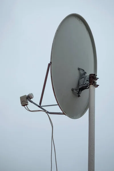 Старая Спутниковая Антенна Против Серого Неба Антенна Спутниковой Антенны Элементами — стоковое фото