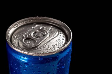 Siyah arka planda, su damlacıkları olan mavi bir alüminyum kutu. Üst Manzara. Yakın çekim görüntüsü