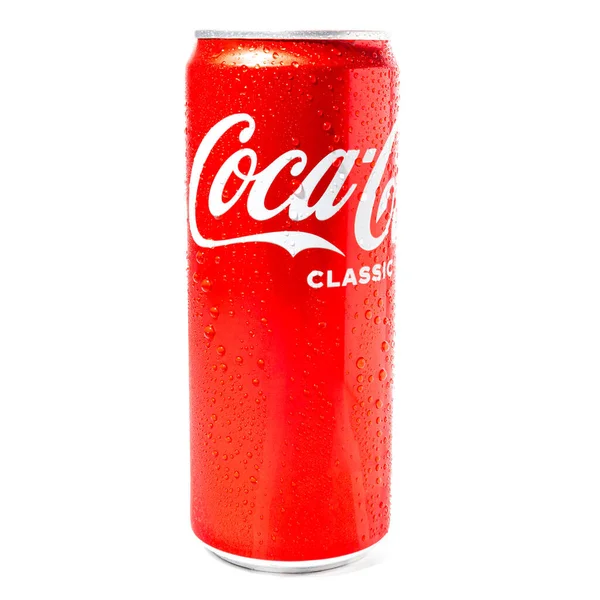 白い背景に水滴で隔離されたコカ コーラ330Mlの赤い冷たい缶 コーラ クラシック 正面図 ロシア クラスノダール 2021年12月15日 — ストック写真
