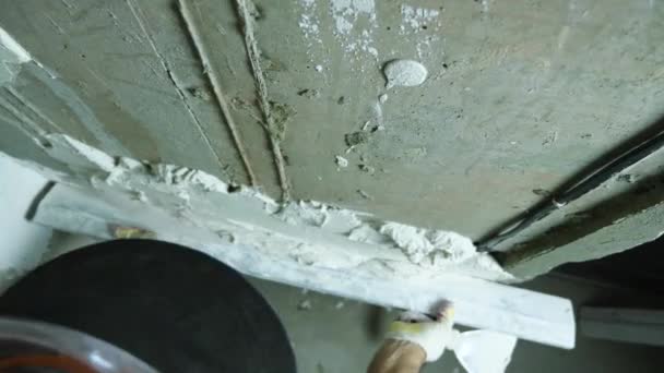 Een Renovator Laat Een Muur Vallen Met Vers Gips Erop — Stockvideo