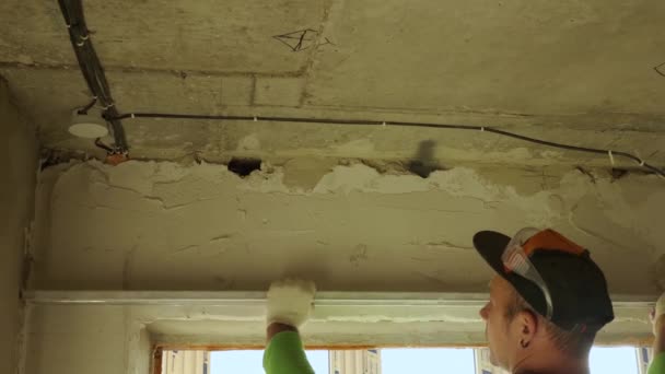 Tukang Reparasi Plester Dinding Dengan Aturan Konstruksi Konsep Dari Menyelesaikan — Stok Video