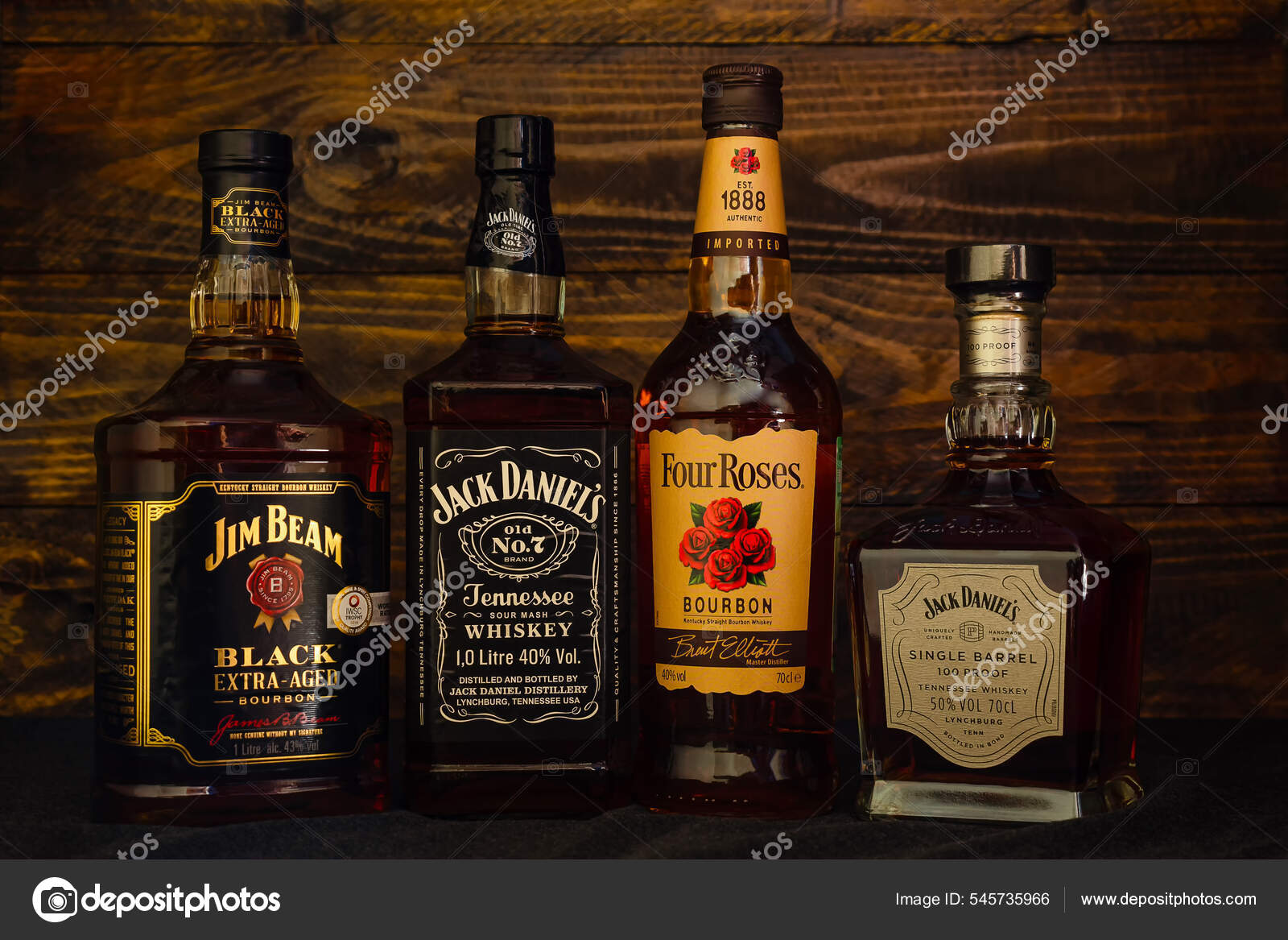 다니엘스 다니엘스 프리미엄 위스키는 어두운 배경에 러시아 크라스노다르 2021 — 스톡 에디토리얼 사진 © Venn-Photo  #545735966, image size:1600x1167