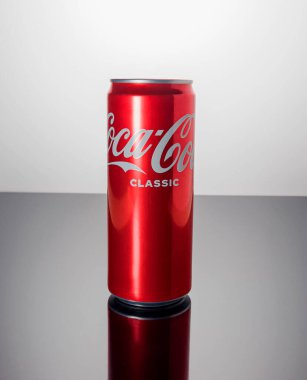 Önünde güzel bir yansıması olan siyah beyaz bir arka planda klasik Coca-Cola kutusu. Rusya, Krasnodar, 15 Aralık 2021
