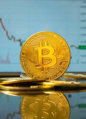 Değişimde düşen BTC değer tablosunun arka planına karşı ayna görüntüsü olan bir Bitcoin kripto para. Engelleme teknolojisi