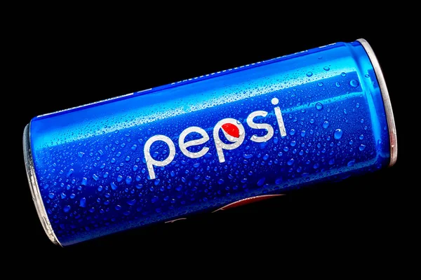 Blaue Pepsi Dose Mit Wassertropfen Auf Der Oberfläche Isoliert Auf — Stockfoto