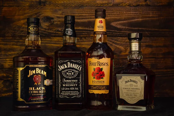 Jack Daniels, Four Roses, Jim Beam, Jack Daniels Single Barrel premium Amerikan viskisi. Rusya, Krasnodar, 11 Aralık 2021