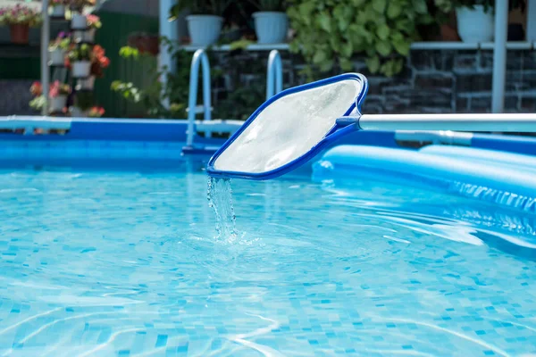 Gitternetze Mit Wassertropfen Aus Dem Becken Vor Blauem Klarem Wasser Stockfoto