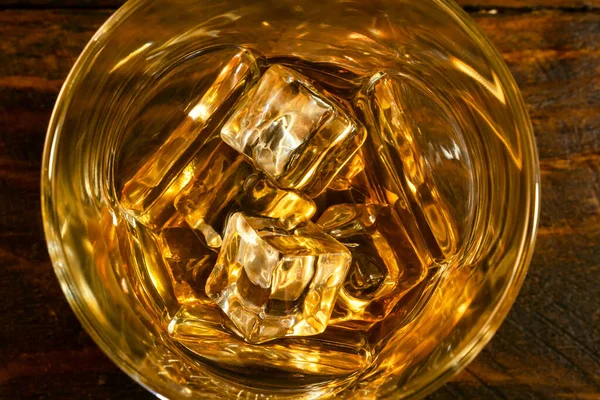 Viski Buzlu Bardağın Üst Görüntüsü Koyu Tahta Arkaplan — Stok fotoğraf