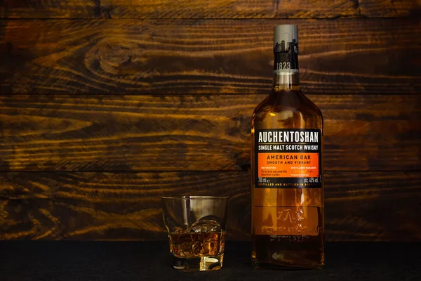 Botella Auchentoshan Whisky Escocés Roble Americano Vidrio Con Hielo Sobre Imágenes De Stock Sin Royalties Gratis