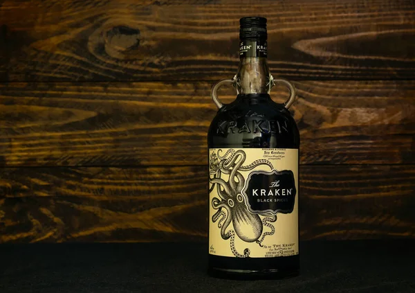 Пляшка Англійського Kraken Black Spiced Rum Темному Дерев Яному Фоні Стокове Фото