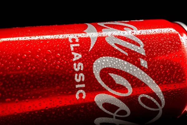 Närbild Röd Burk Coca Cola Med Vattendroppar Svart Bakgrund Den — Stockfoto