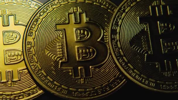 Número Monedas Oro Criptomoneda Bitcoin Primer Plano Cámara Mueve Izquierda — Vídeo de stock