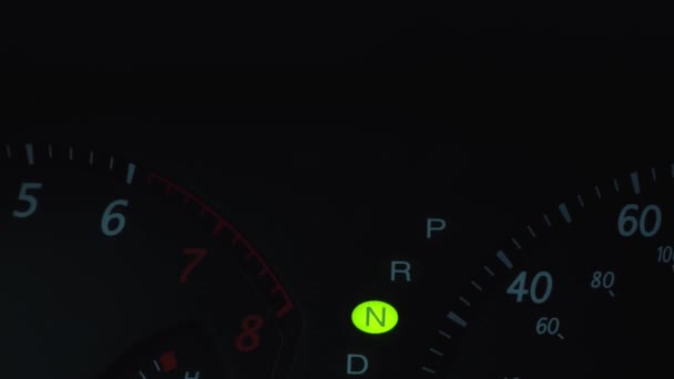 Een rood pictogram op het dashboard van de auto 's knippert om u te waarschuwen dat uw veiligheidsgordel niet is vastgemaakt. De veiligheidsgordel is niet vastgemaakt. — Stockvideo