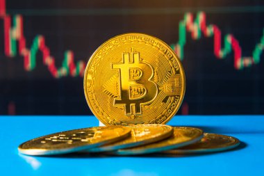 BTC madeni parasının arkaplanına yakın plan, bitcoin kriptosu değerinin yükselişini ve düşüşünü gösteriyor. Engelleme teknolojisi