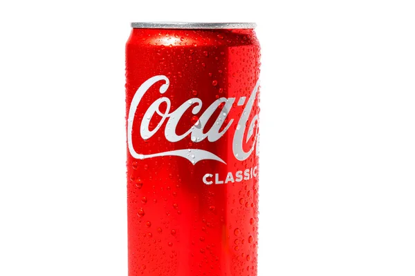 Coca Cola 330Ml Hidegkanna Fehér Alapon Izolált Vízcseppekkel Coca Cola — Stock Fotó