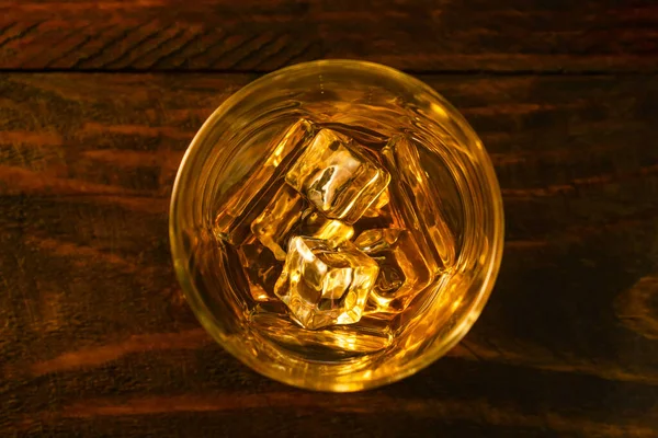 Vista Desde Arriba Vaso Whisky Cubitos Hielo Sobre Tableros Roble Imagen De Stock