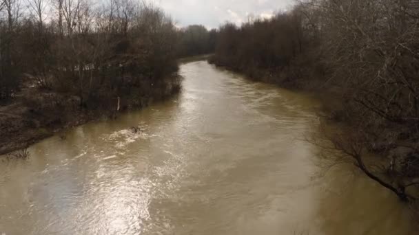 Ein Schlammiger Fluss Mit Braunem Wasser Bäume Ohne Blätter Ufer — Stockvideo