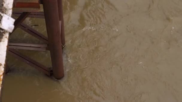 Rio Nebuloso Água Marrom Flui Torno Pilar Ponte Metálica Enferrujado — Vídeo de Stock