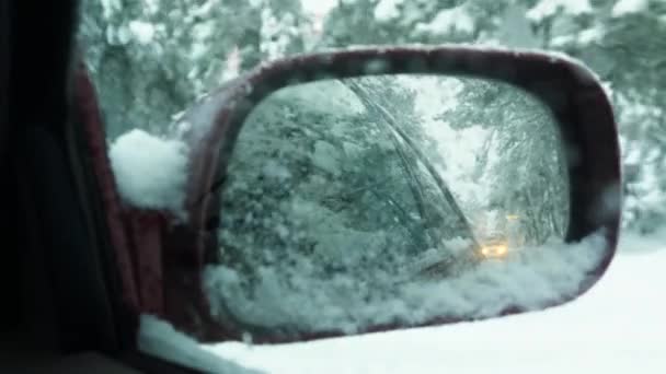 Zicht Vanuit Auto Achteruitkijkspiegel Auto Rijdt Door Een Besneeuwde Stad — Stockvideo