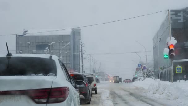 Autos Stehen Einer Schneebedeckten Kreuzung Einer Ampel Das Rote Licht — Stockvideo