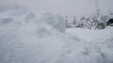 Gri kış gökyüzüne ve yağan kara karşı büyük bir kar yağışı. Şiddetli bir kar yağışı sonrası