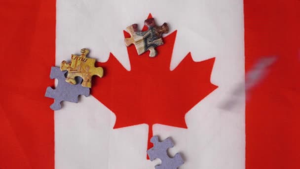 Gros Plan Pièces Puzzle Colorées Tombant Ralenti Sur Drapeau Canadien — Video