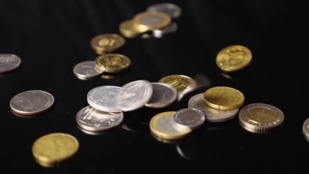 Movimento Lento Moedas Diferentes Países Mundo Caindo Sobre Fundo Espelhado — Vídeo de Stock