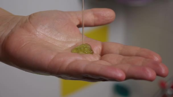 Eine Nahaufnahme Von Grünem Shampoo Oder Duschgel Das Die Handfläche — Stockvideo