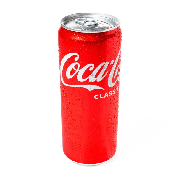330Ml Κουτάκι Coca Cola Σταγονίδια Νερού Που Απομονώνονται Λευκό Φόντο — Φωτογραφία Αρχείου