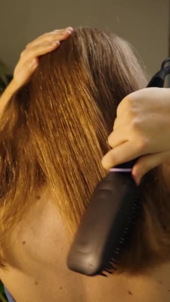 Vista Posteriore Della Ragazza Spazzolarsi Capelli Con Uno Speciale Pennello — Video Stock