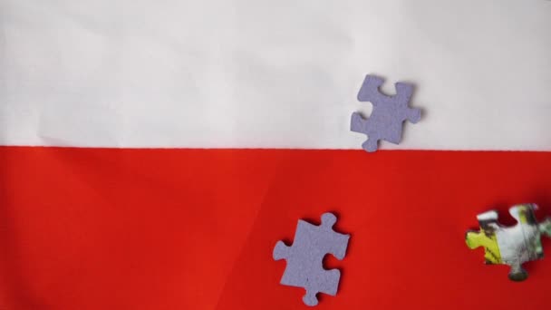 Die Bunten Puzzleteile Fallen Zeitlupe Auf Die Polnische Flagge Das — Stockvideo