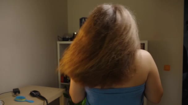 Μια Γυναίκα Τυλιγμένη Μια Μπλε Πετσέτα Κουνάει Μακριά Πλούσια Μαλλιά — Αρχείο Βίντεο
