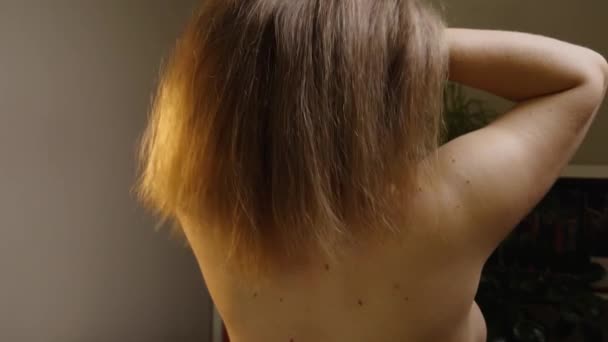 Una Mujer Desnuda Levanta Exuberante Cabello Oscuro Con Las Manos — Vídeo de stock