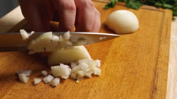 Zbliżenie Kobiety Desce Krojenia Kroi Cebulę Nożem — Wideo stockowe