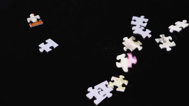 黒の背景を埋めるパズルのランダムに落下作品のスローモーション — ストック動画