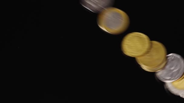 Münzen Aus Verschiedenen Ländern Fallen Zeitlupe Auf Einen Schwarzen Spiegelhintergrund — Stockvideo