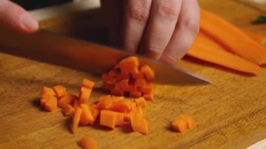Aşçı kesme tahtasında havuç doğruyor. Malzemelerin hazırlanması. Her gün sağlıklı ve sağlıklı yiyecekler..