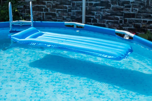 Matelas Gonflable Bleu Dans Une Piscine Cadre Rond Une Maison — Photo