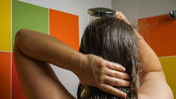 Una Mujer Rocía Cabello Seco Largo Oscuro Ducha Hay Azulejos — Foto de Stock