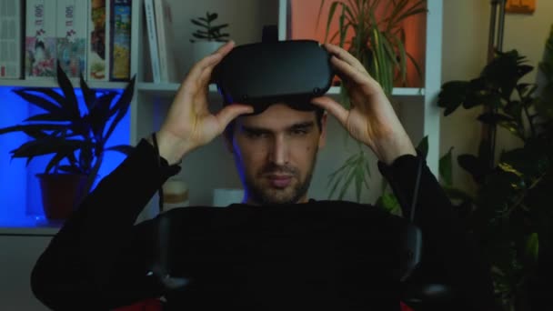 Homem Sem Barba Com Roupas Pretas Coloca Óculos Realidade Virtual — Vídeo de Stock