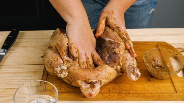 Primer Plano Las Manos Una Mujer Salando Condimentando Pollo Pollo Fotos De Stock Sin Royalties Gratis
