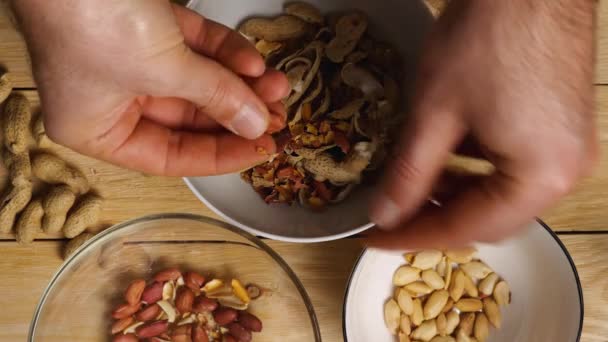 Imágenes Cámara Lenta Manos Hombres Pelando Cacahuetes Tazas Primer Plano — Vídeo de stock