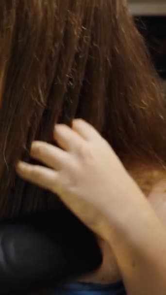 Zbliżenie Kobiety Szczotkującej Włosy Specjalną Elektryczną Szczotką Prostowania Ceramiczna Podgrzewana — Wideo stockowe