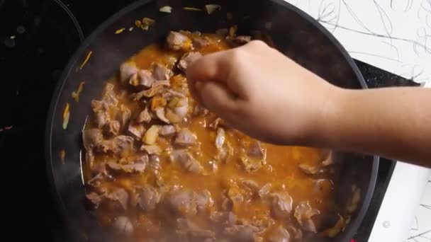 Góry Ręka Kobiety Ściska Cytrynę Podroby Kurczaka Gotowane Woku Zbliżenie — Wideo stockowe