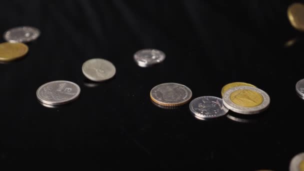 Primer Plano Las Monedas Diferentes Países Que Caen Sobre Fondo — Vídeo de stock