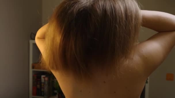 Pohled Zezadu Dívka Rukama Zvedá Její Svěží Tmavé Vlasy Hodí — Stock video
