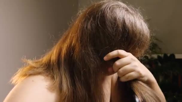 Kobieta Czesa Włosy Specjalną Elektryczną Szczotką Prostowania Ceramiczna Podgrzewana Szczotka — Wideo stockowe