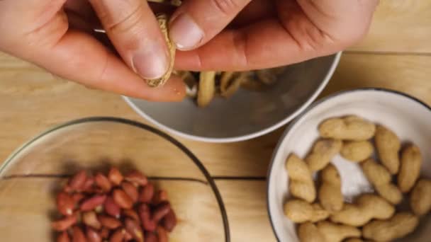 Blick Von Oben Auf Männliche Finger Die Erdnüsse Aus Ihren — Stockvideo