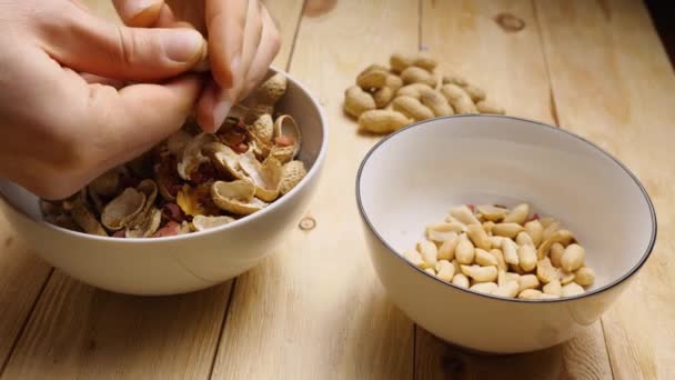 Großaufnahme Von Männlichen Fingern Die Geröstete Erdnüsse Aus Ihren Schalen — Stockvideo