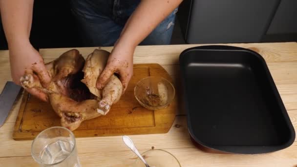Una Chef Está Transfiriendo Pollo Condimentado Una Tabla Cortar Una — Vídeo de stock